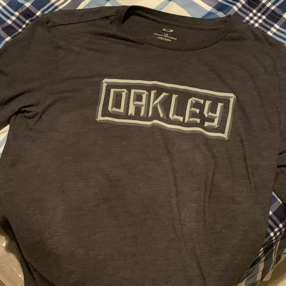 Oakley L tshirt